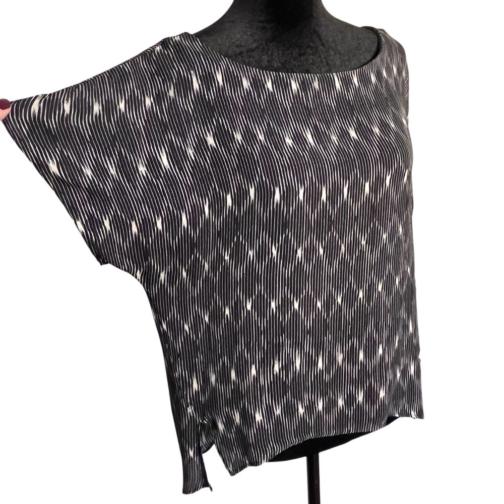 Brochu Walker Ikat Printed Split Back Silk Blouse Black/White — Medium - Picture 2 of 10
